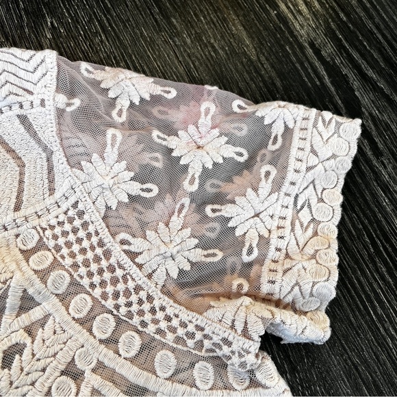 Elegant Cream Lace Top - Picture 3 of 6